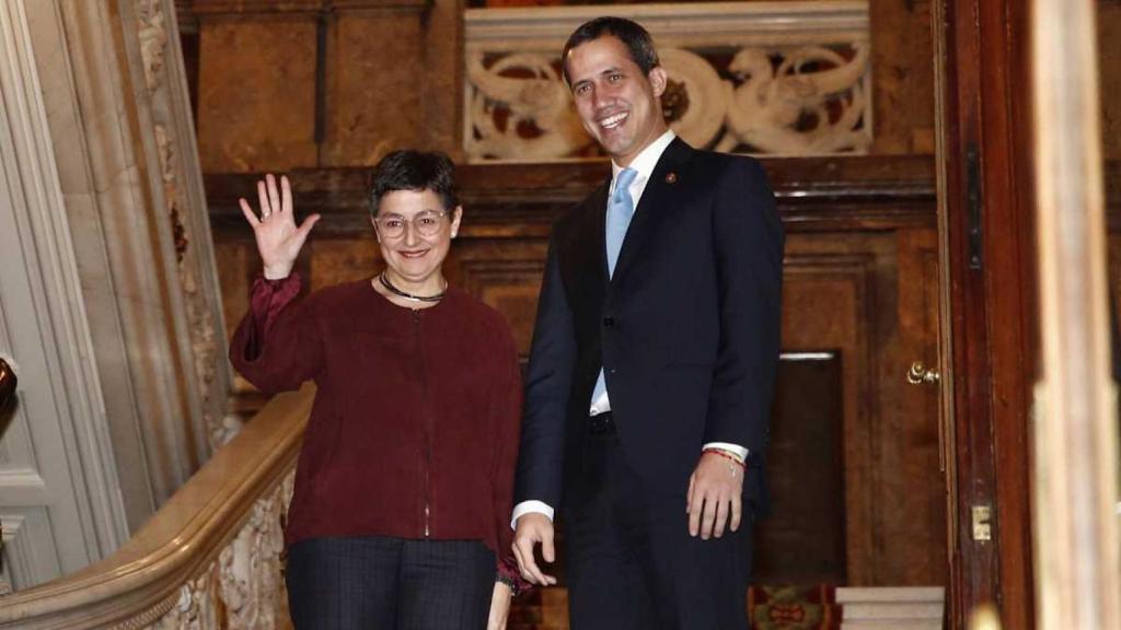 Arantxa González Laya, ministra de Exteriores, junto a Juan Guaidó, presidente encargado de Venezuela, en Madrid.