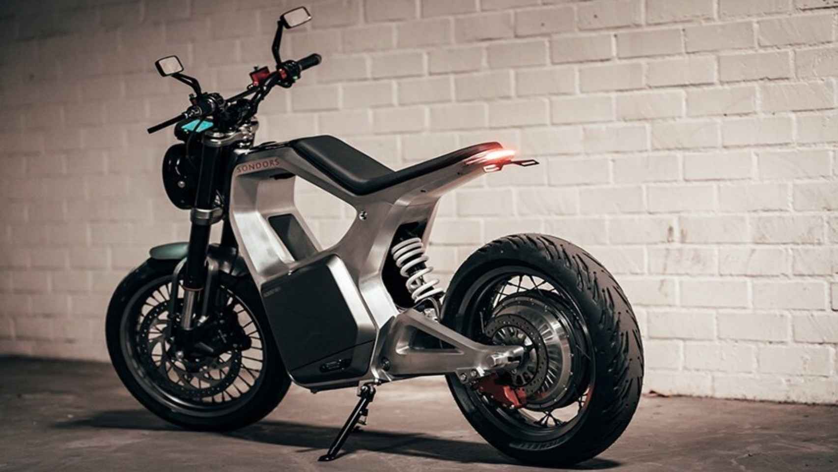La motocicleta eléctrica es liviana y está fabricada en metal.