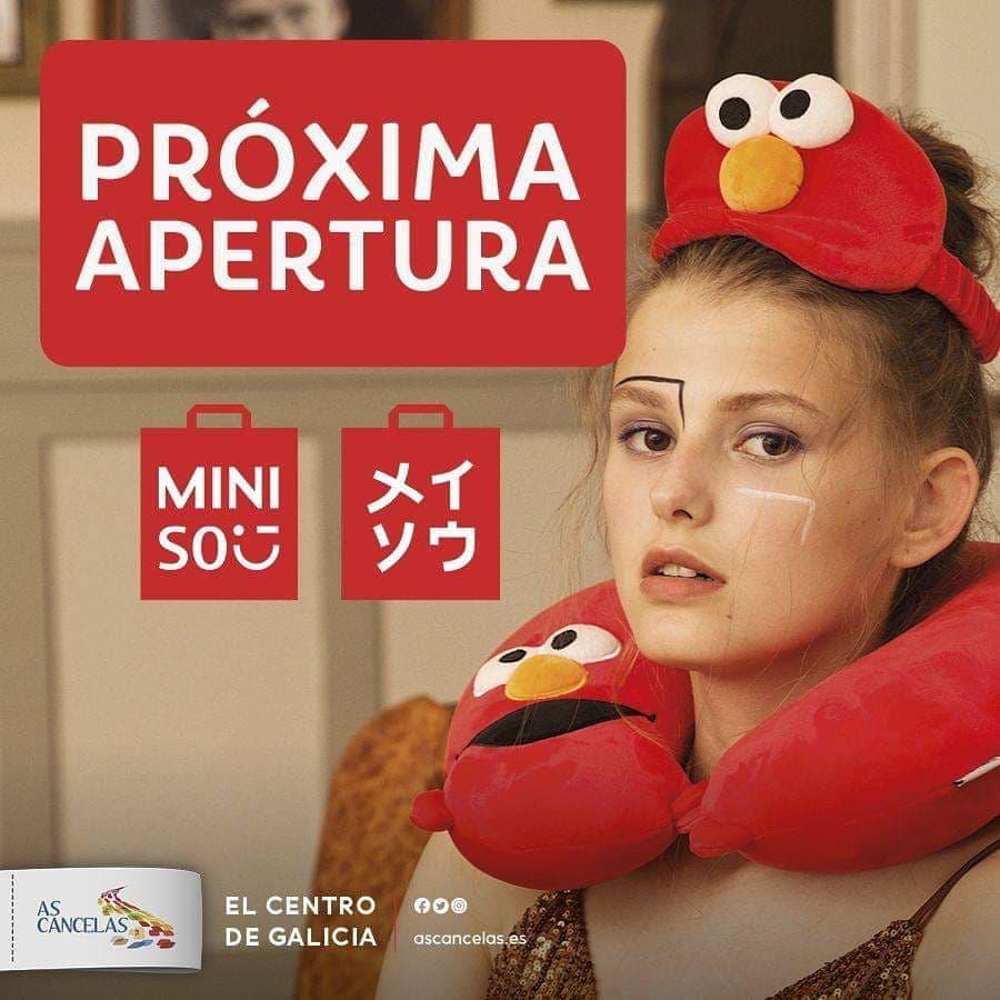 Cartel promocional de la apertura de Miniso en As Cancelas (CC As Cancelas).