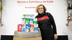 Las 12 leches -6 enteras y 6 semidesnatadas- analizadas por Carmen Garrobo, experta de la Escuela Española de Cata.