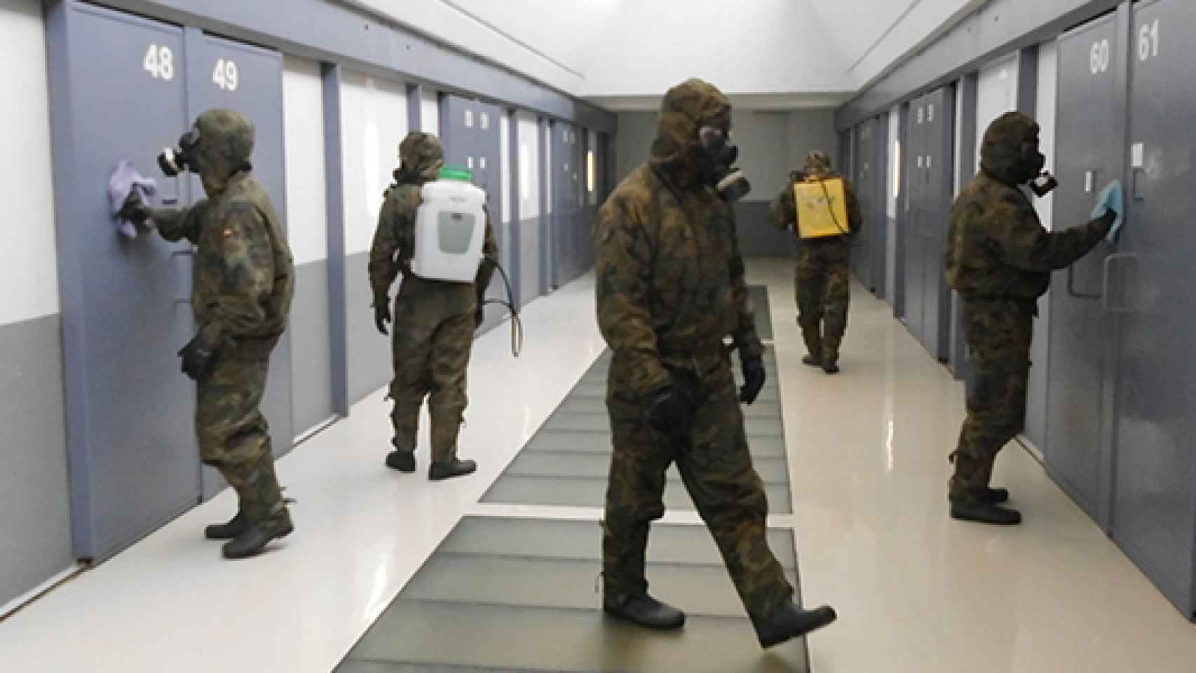 Miembros del Ejército desinfectando una prisión.