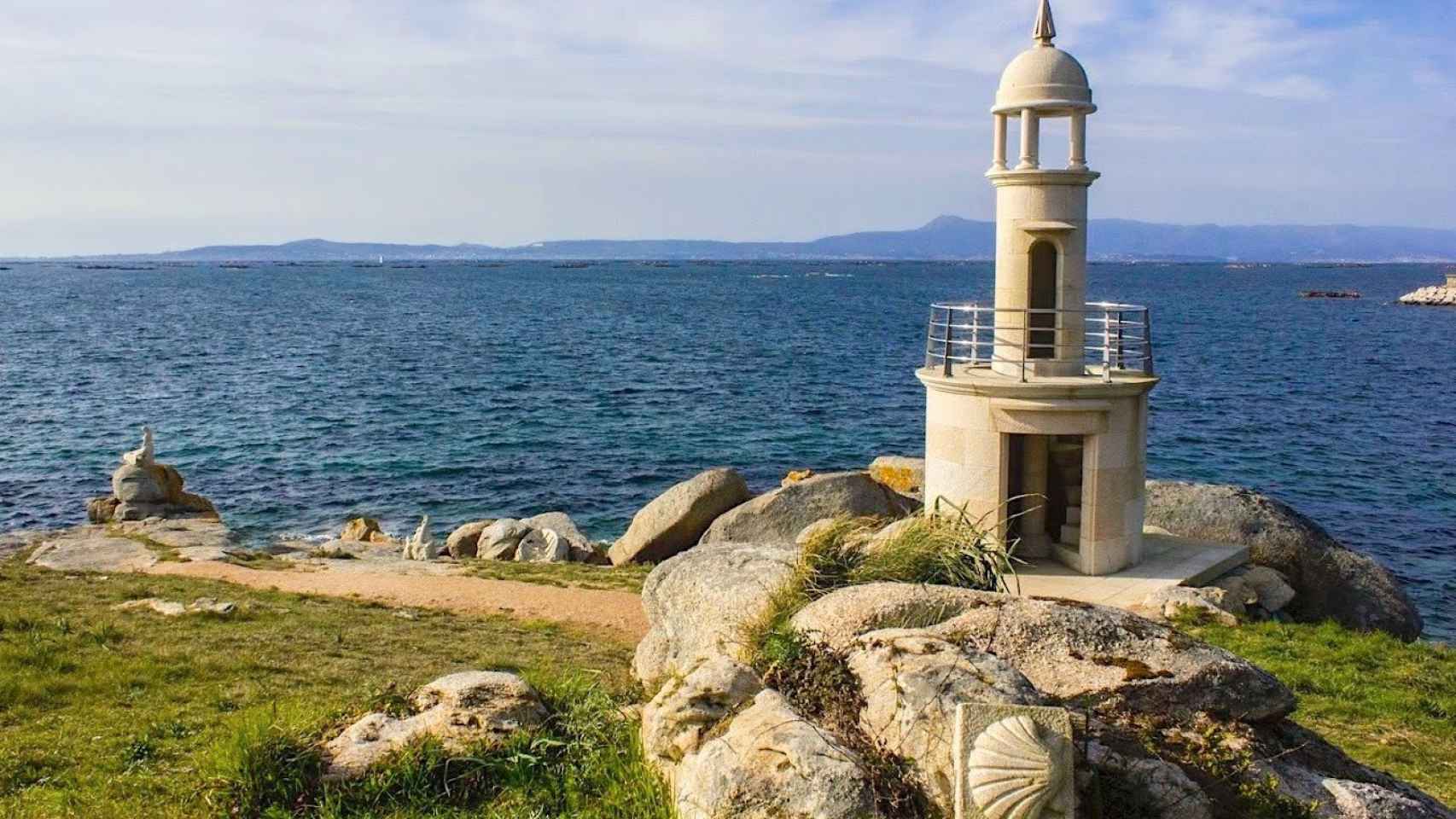 Un paseo entre esculturas y antiguas fábricas de salazón en Punta Moreiras (O Grove)