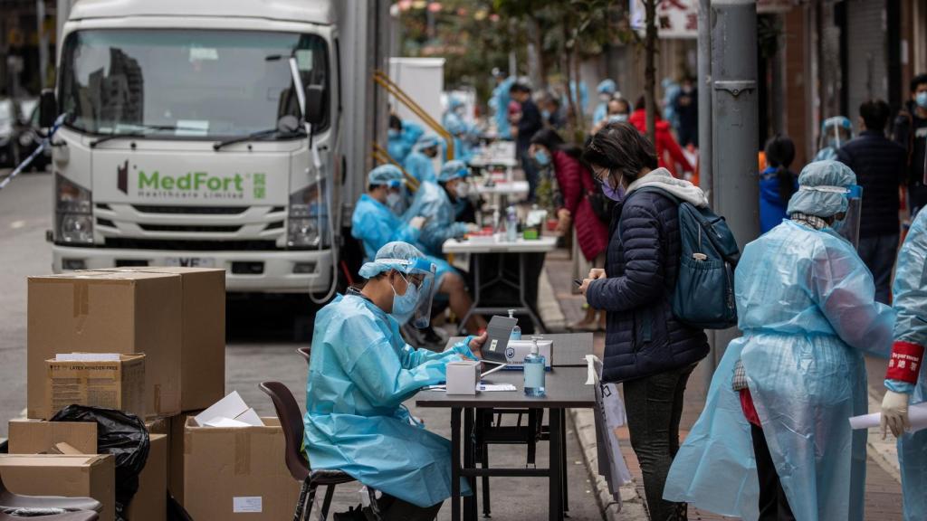 Residentes del barrio de Jordan, en Hong Kong, en pruebas Covid.