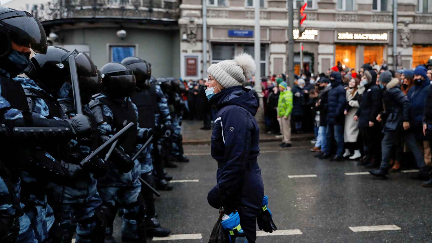 Una manifestante, frente a la Policía en una de las marchas a favor de Navalni.