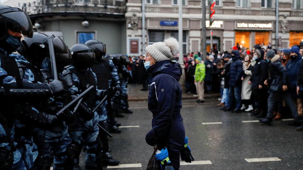 Una manifestante, frente a la Policía en una de las marchas a favor de Navalni.