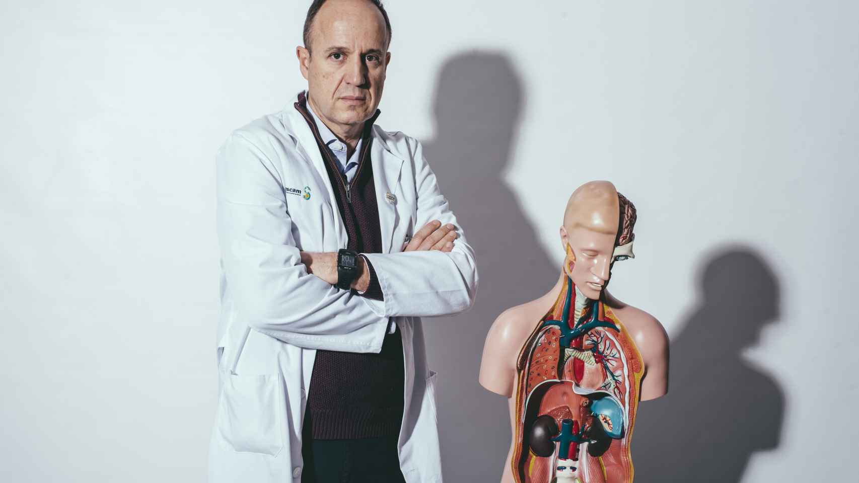 Tomás Segura posa con una maqueta anatómica.