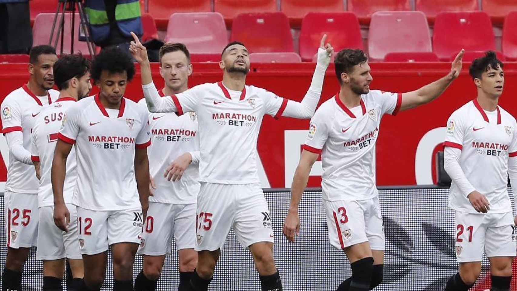 Los jugadores del Sevilla celebran un gol de En-Nesyri ante el Cádiz