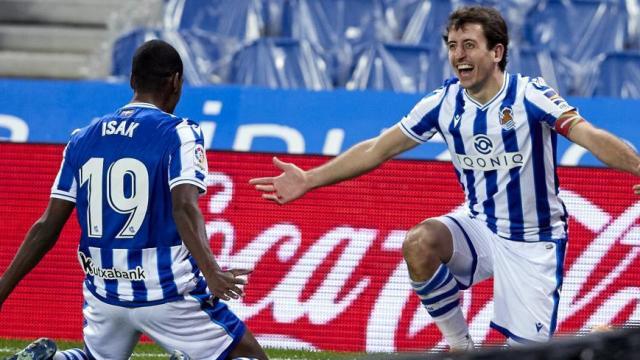 Isak y Oyarzabal celebran un gol de la Real Sociedad ante el Betis en la jornada 20 de La Liga