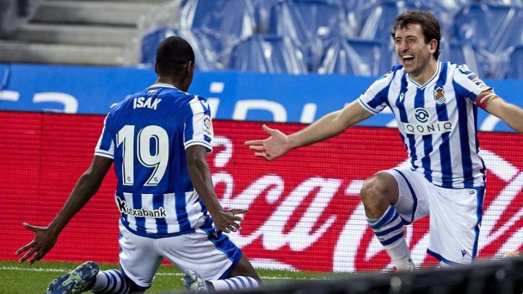 Isak y Oyarzabal celebran un gol de la Real Sociedad ante el Betis en la jornada 20 de La Liga