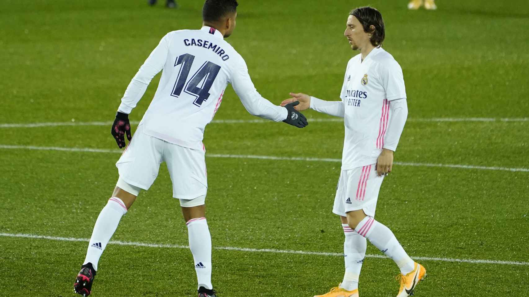 Casemiro anima a Modric antes de comenzar el partido frente al Alavés