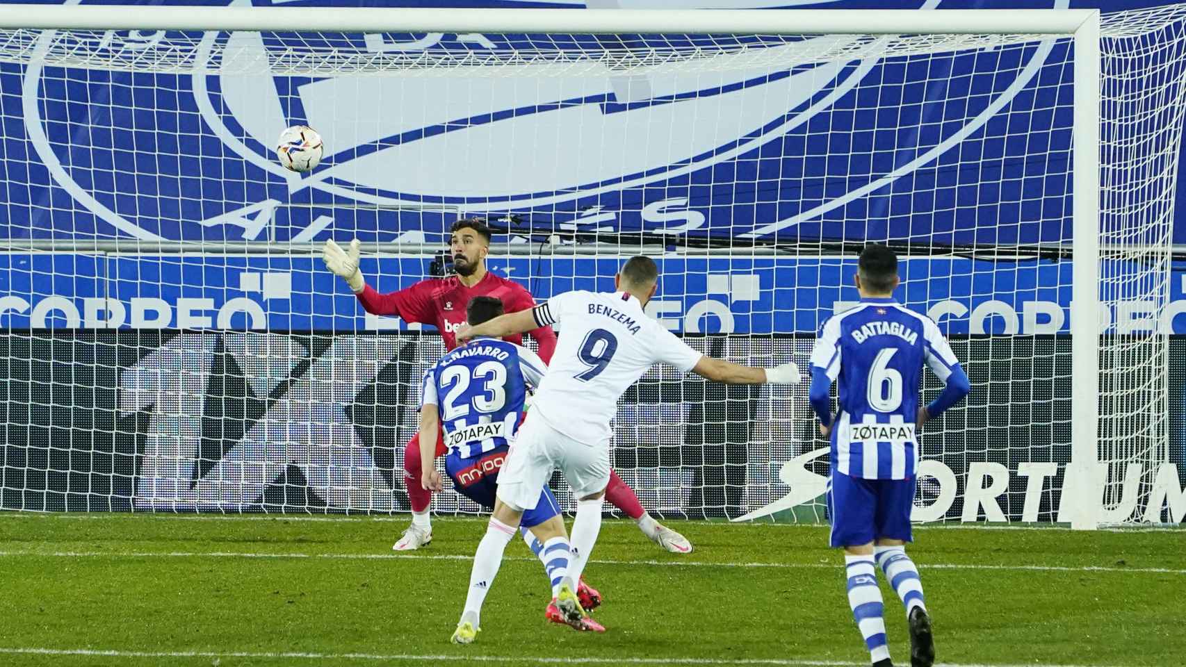 Karim Benzema dispara desde dentro del área del Alavés a gol