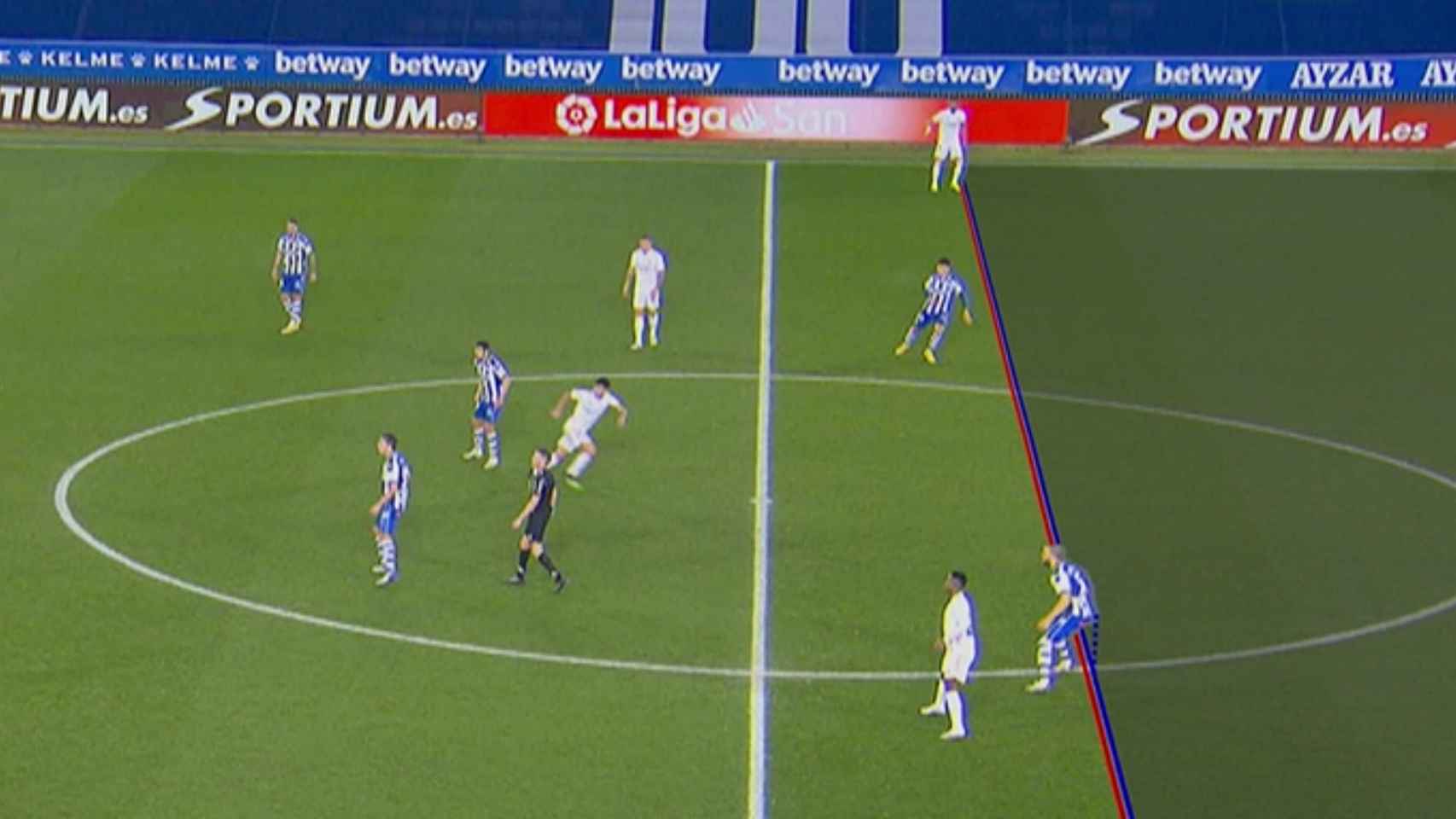 Posición legal de Karim Benzema en su segundo gol al Alavés