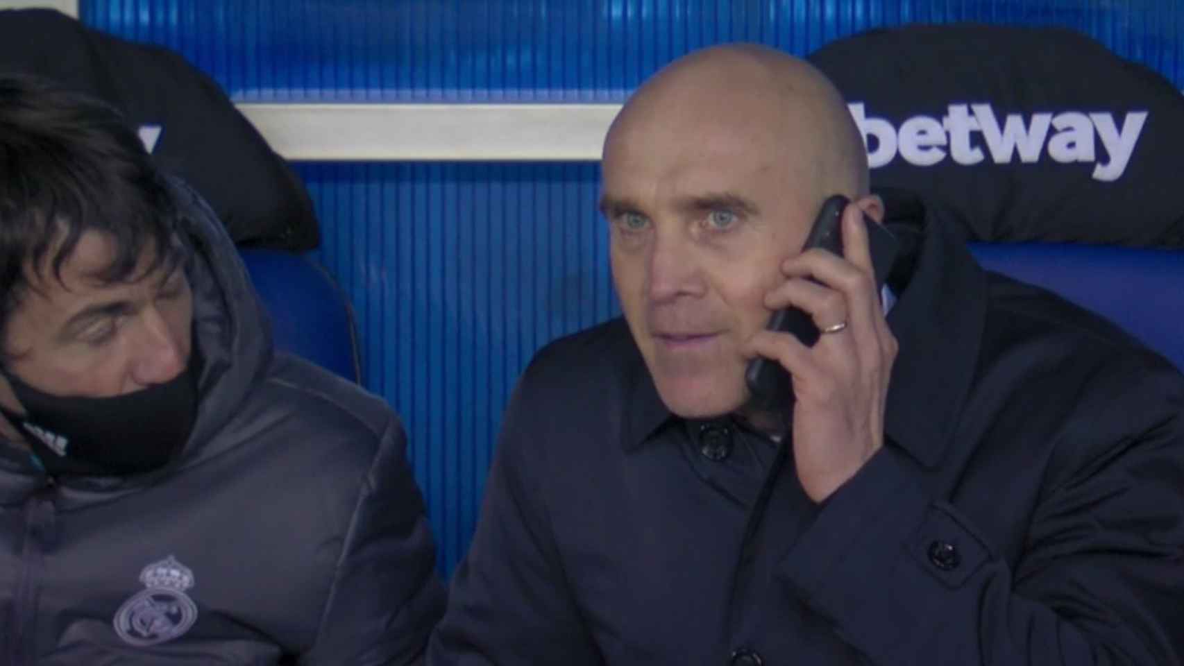 David Bettoni, hablando por teléfono en el banquillo con Zinedine Zidane
