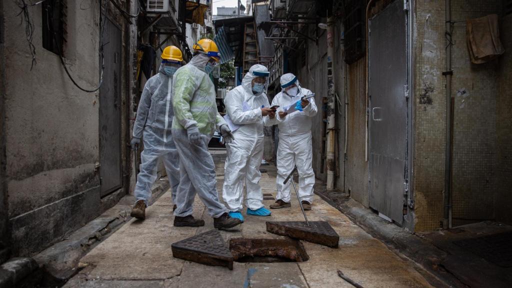 Varios trabajadores de control Covid en el barrio de Jordan, en Hong Kong.