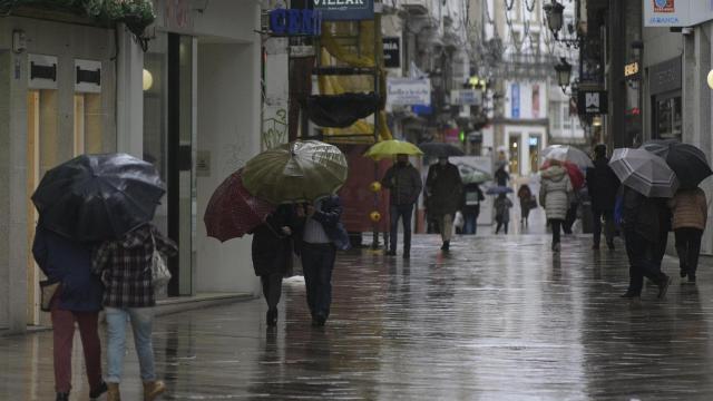 Ciudadanos pasean en A Coruña.