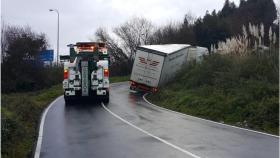 Accidente en el vial 22 que une Palavea y A Zapateira.