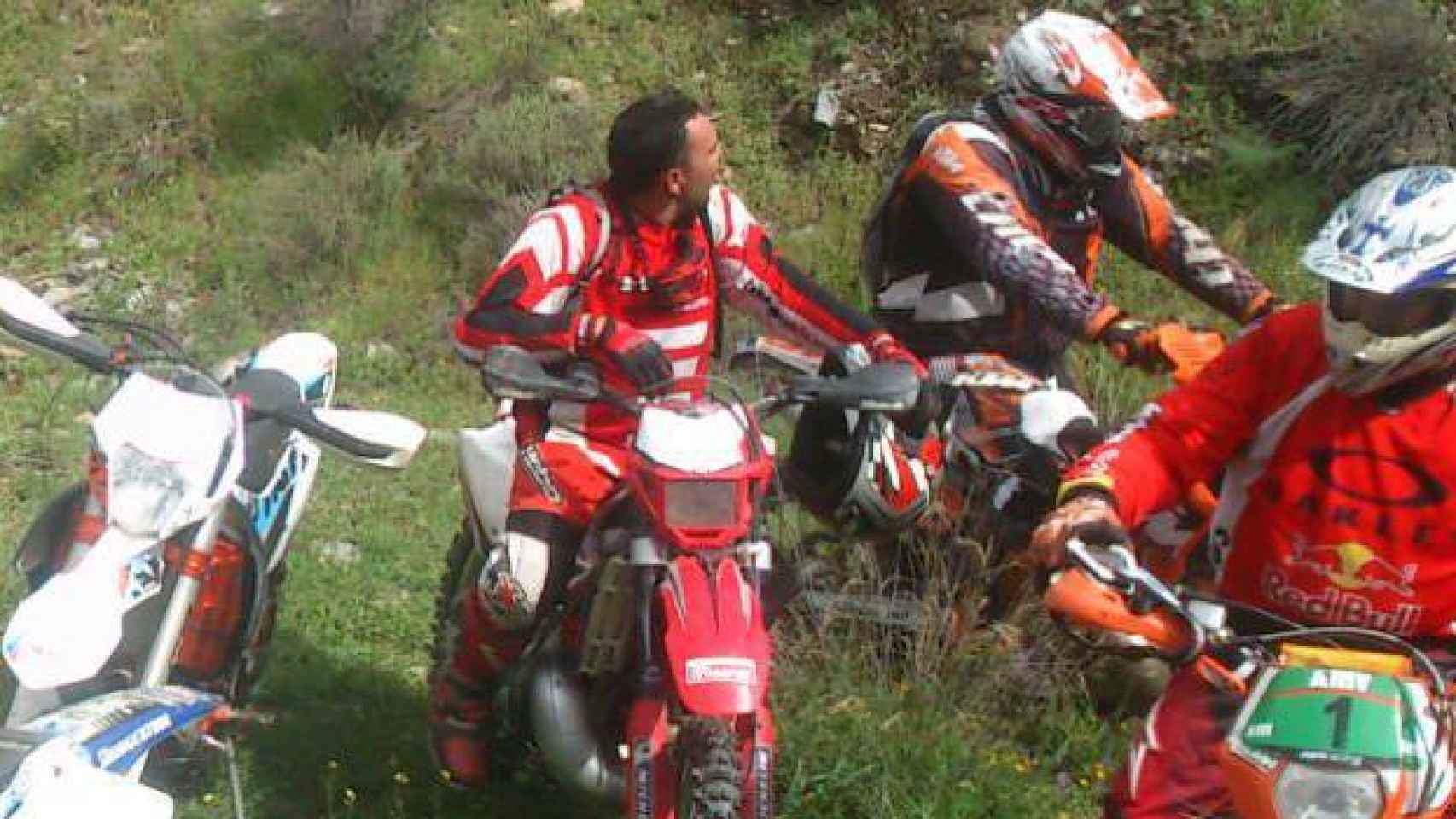 Juan Pedro es un gran aficionado a la práctica de moto enduro.
