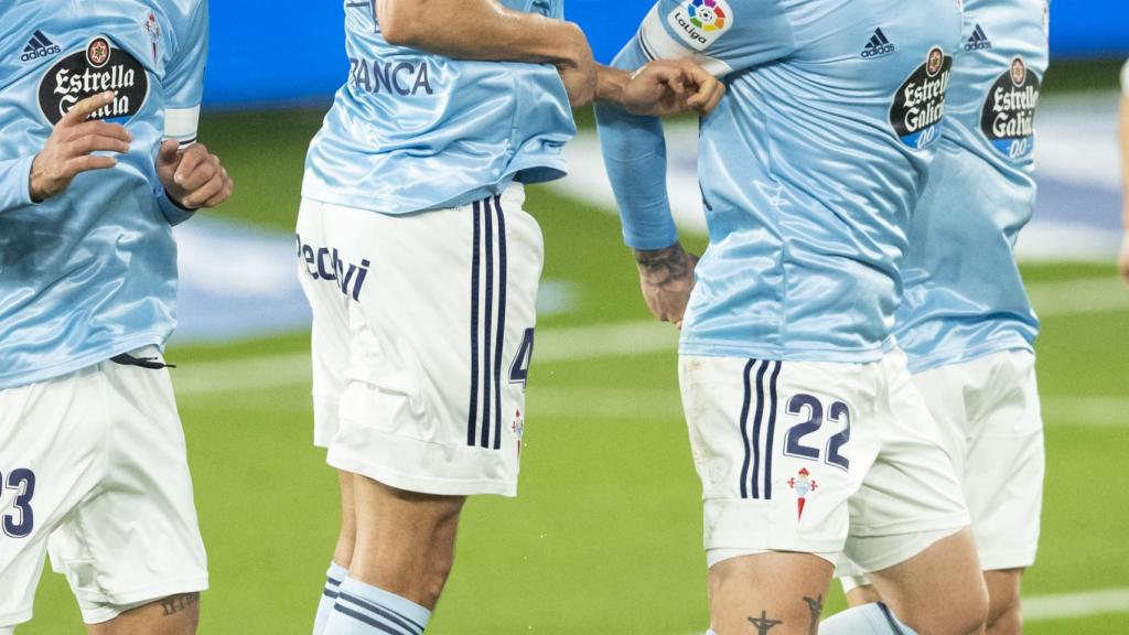 Los jugadores del Celta bloquean un tiro