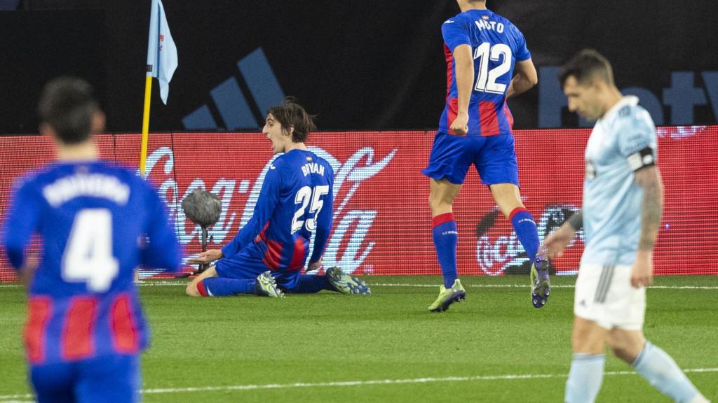 Byran Gil celebra su gol con el Eibar