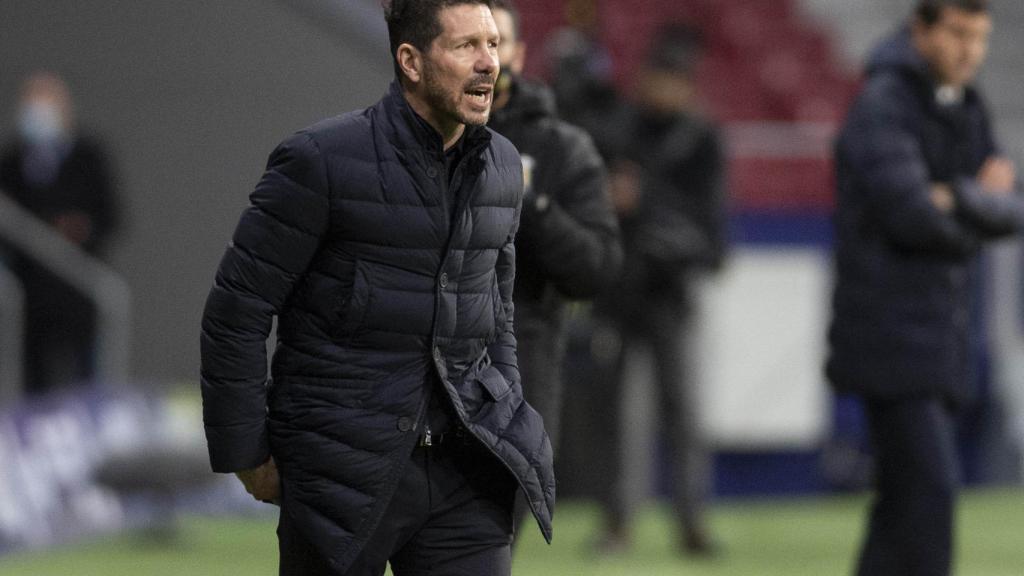 Simeone dando órdenes en la banda