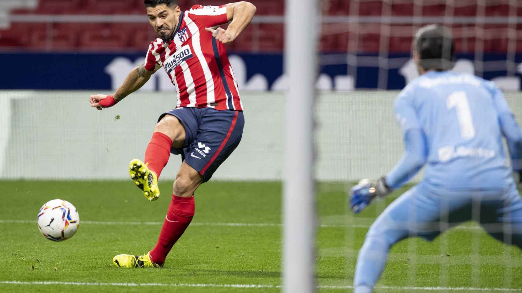 Luis Suárez durante su tiro que acabaría en gol