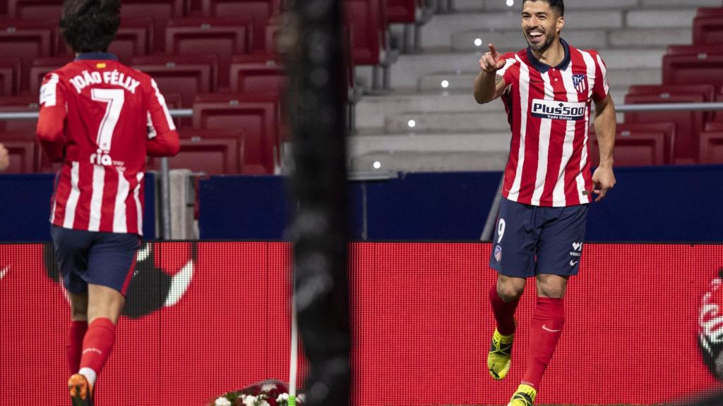 Luis Suárez con Joao Félix