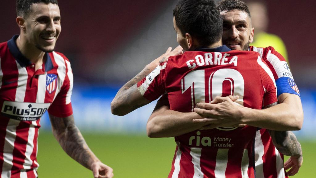 Koke abraza a Correa por su gol