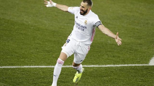 Karim Benzema celebra su segundo gol en el Alavés - Real Madrid de La Liga