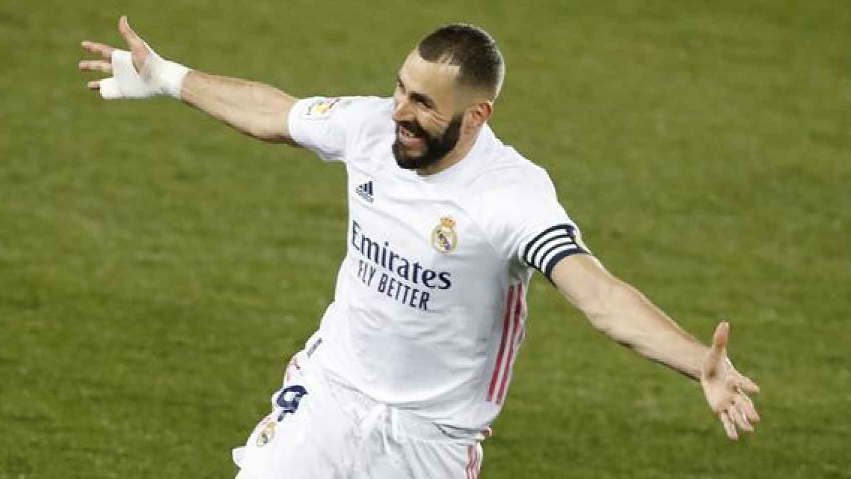 Karim Benzema celebra su segundo gol en el Alavés - Real Madrid de La Liga