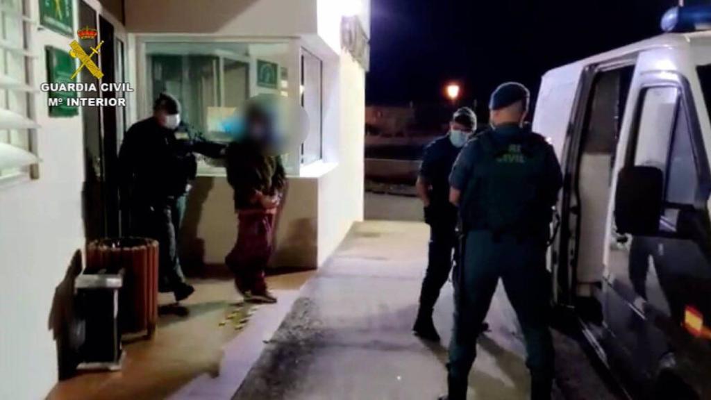 La Guardia Civil procede a la detención de uno de los asistentes a la fiesta. Foto: GUARDIA CIVIL