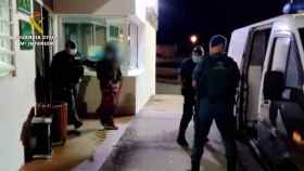 La Guardia Civil procede a la detención de uno de los asistentes a la fiesta. Foto: GUARDIA CIVIL