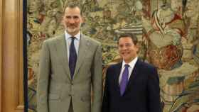 El Rey Felipe y el presidente de Castilla-La Mancha, Emiliano García-Page, en una imagen de archivo de julio de 2019