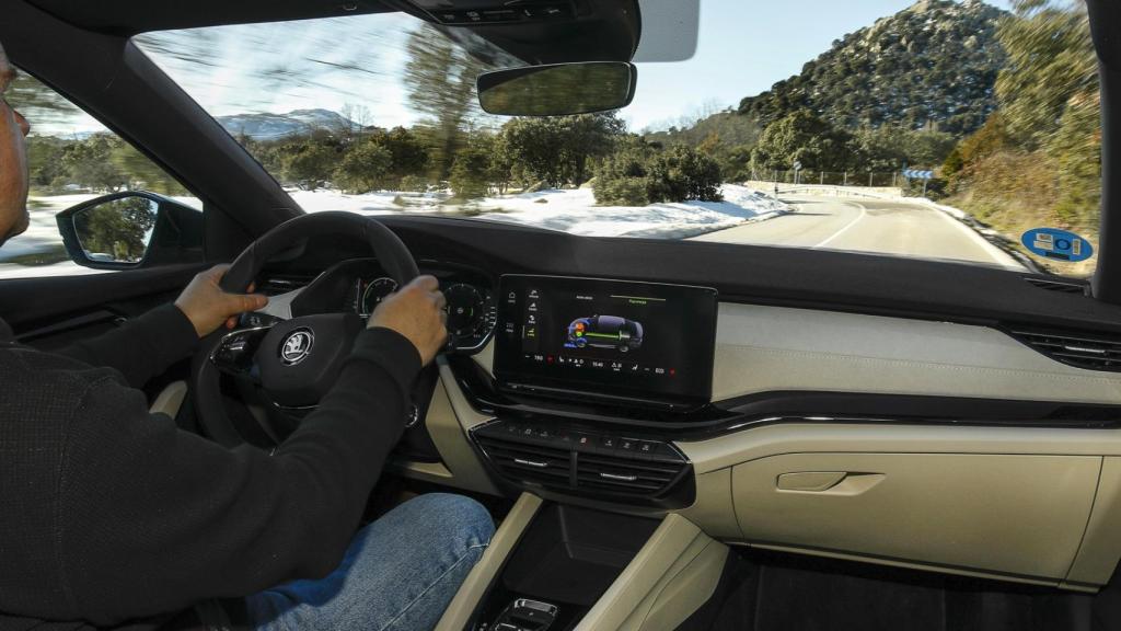 En modo eléctrico este coche destaca por su confort y silencio de marcha.