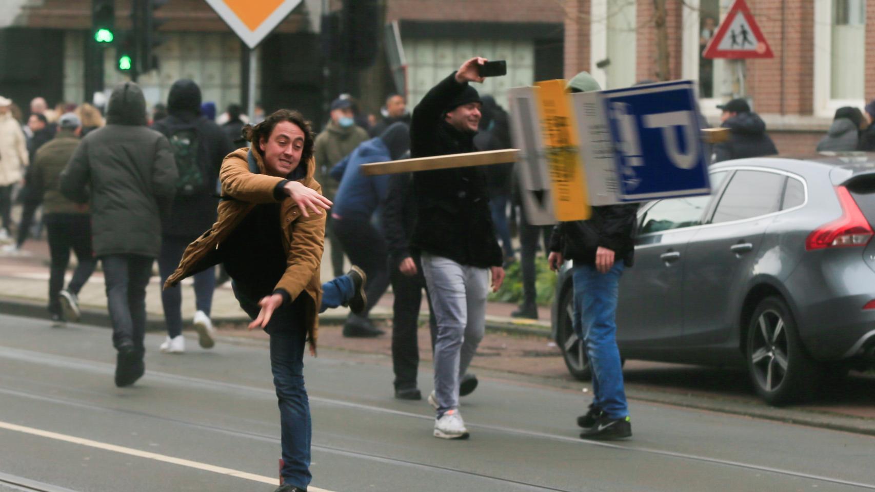 La plaza está ya despejada, pero llena de piedras que se habían lanzado durante la protesta, mientras decenas de personas fueron detenidas como consecuencia de los altercados en Eindhoven, donde el tráfico ferroviario se encuentra cerrado y la estación clausurada por la policía para que los manifestantes no puedan acceder.