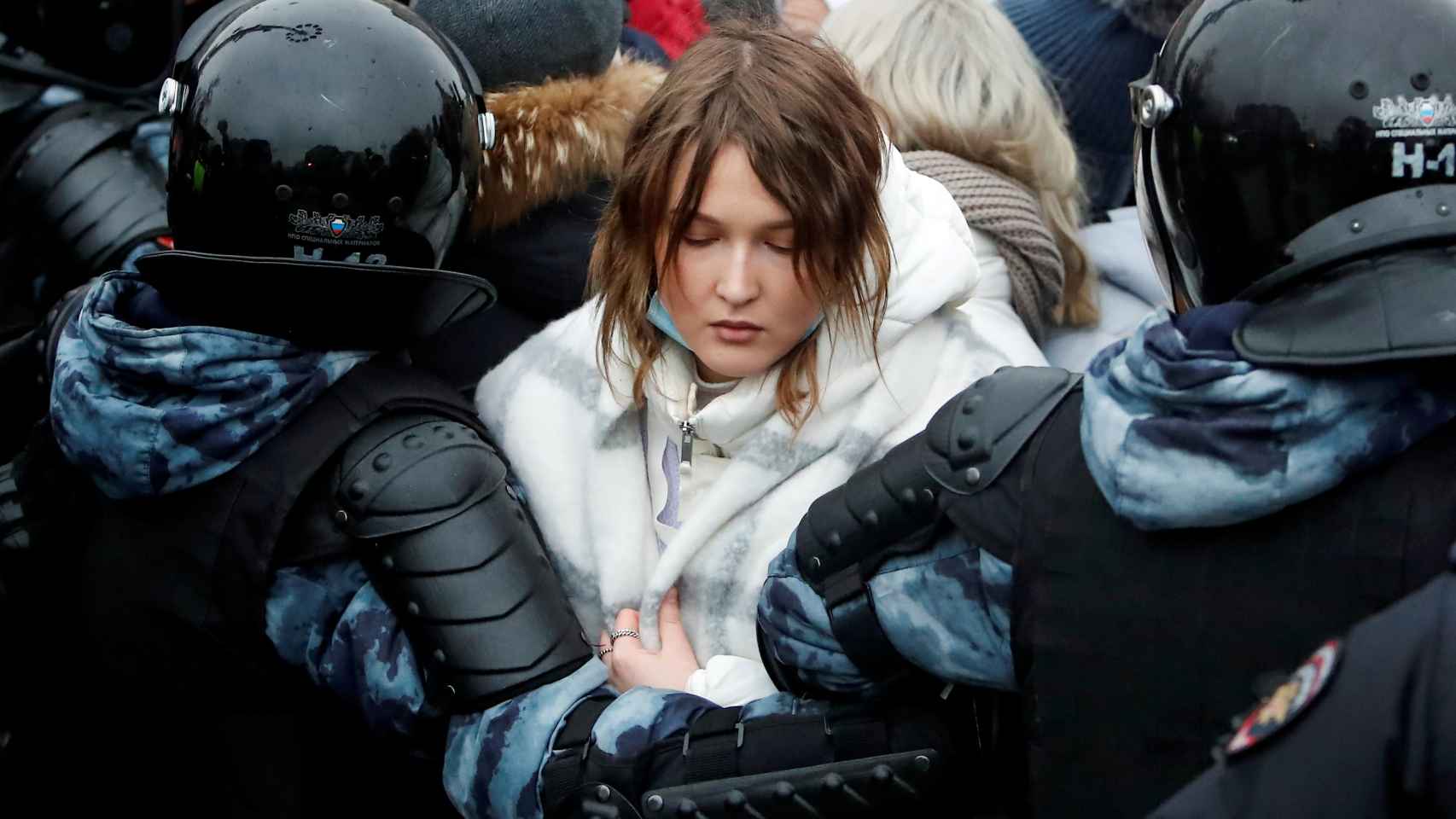 Una joven en una marcha en Moscú para exigir la liberación de Navalny.