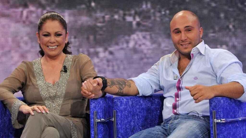 Isabel Pantoja y Kiko Rivera en un plató de Mediaset.