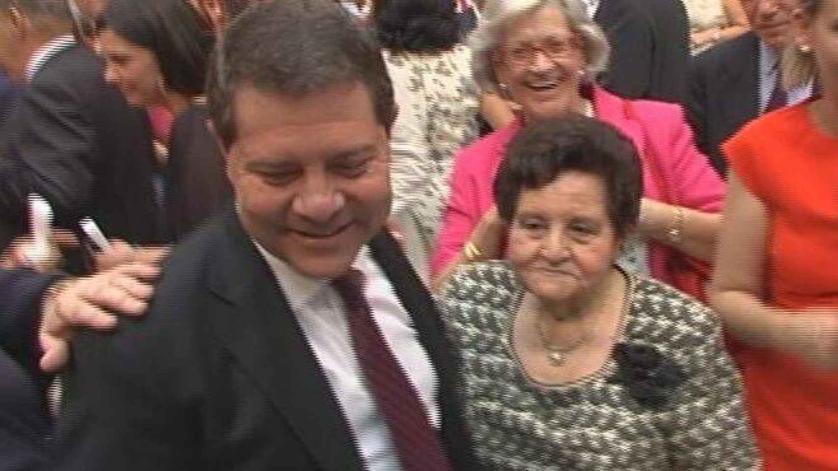 El presidente de Castilla-La Mancha, Emiliano García-Page, junto a su madre, Gregoria Sánchez.