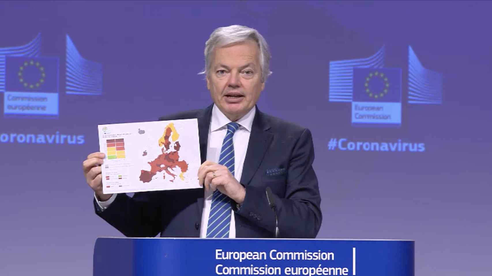 El comisario de Justicia, Didier Reynders, exhibe el nuevo mapa de zonas rojo oscuro