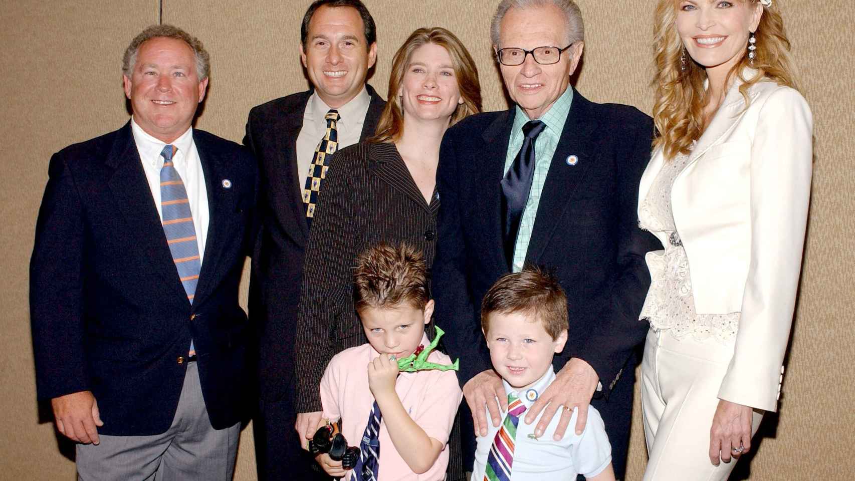 Larry King con sus hijos Chance, Cannon, Chaia, Andy, Larry Jr. y su mujer Shawn.