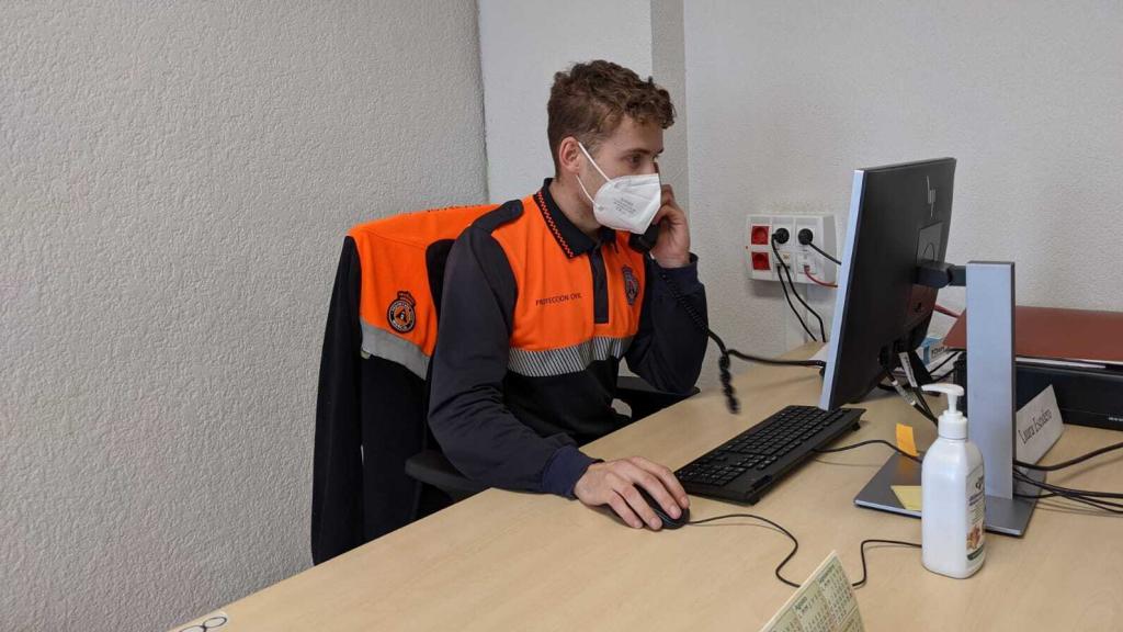 Un voluntario de Protección Civil de Murcia ayuda en las labores de rastreo.