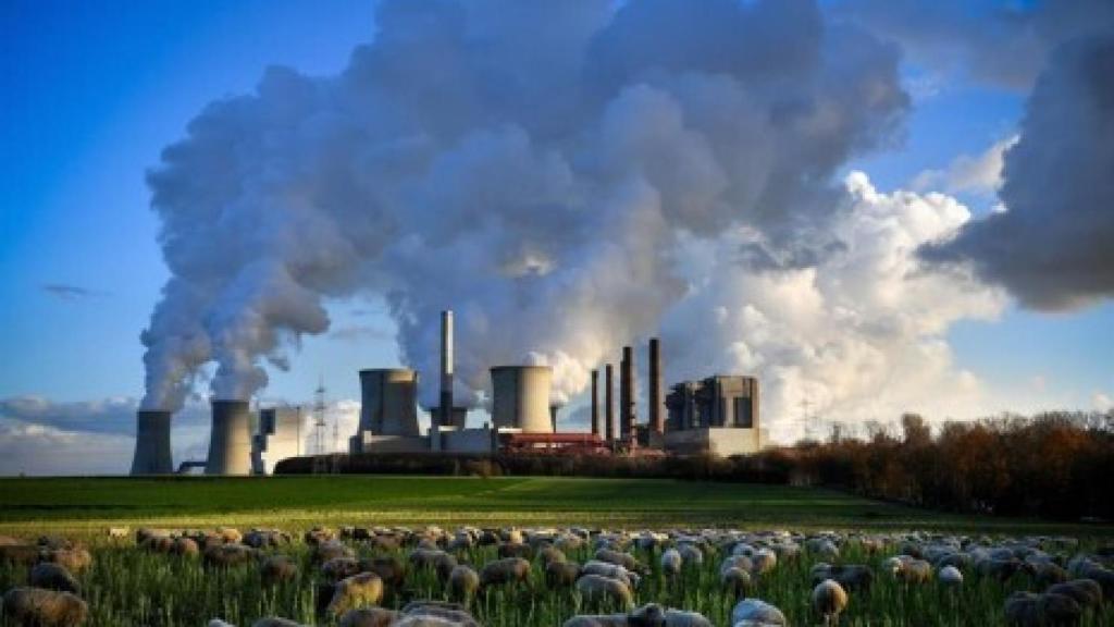 Columnas de humo de la planta de Neurath en Bergheim (Alemania).