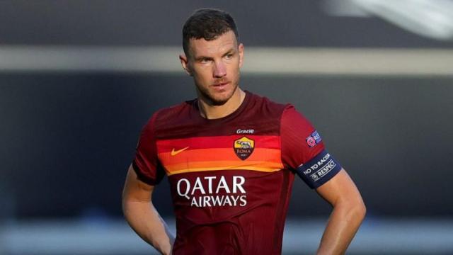 Edin Dzeko, en un partido de la Roma en la temporada 2020/2021