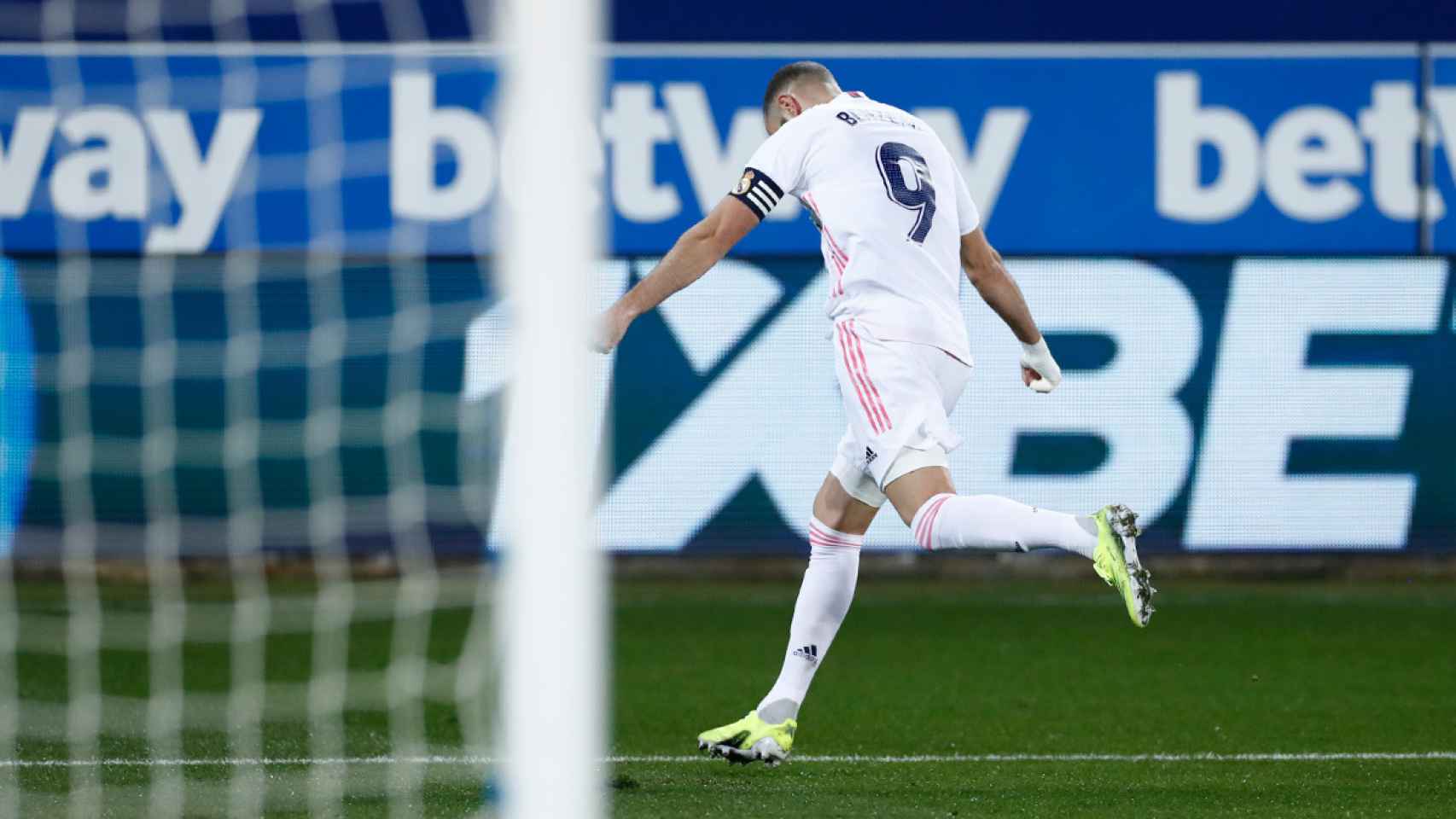 Karim Benzema celebra un gol con el Real Madrid en la temporada 2020/2021