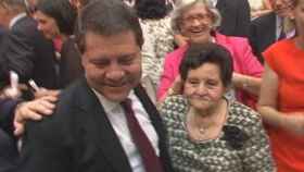 Emiliano García-Page con su madre en una foto de archivo