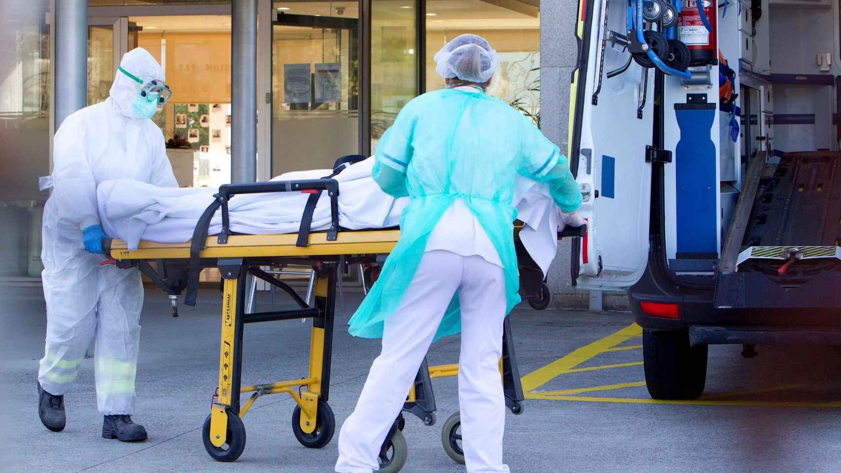 Un usuario de la Residencia de la tercera edad de Domus VI en Vigo es trasladado al hospital.