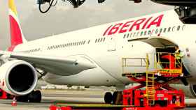 Un avión de Iberia (IAG) carga en un aeropuerto antes de iniciar su vuelo.