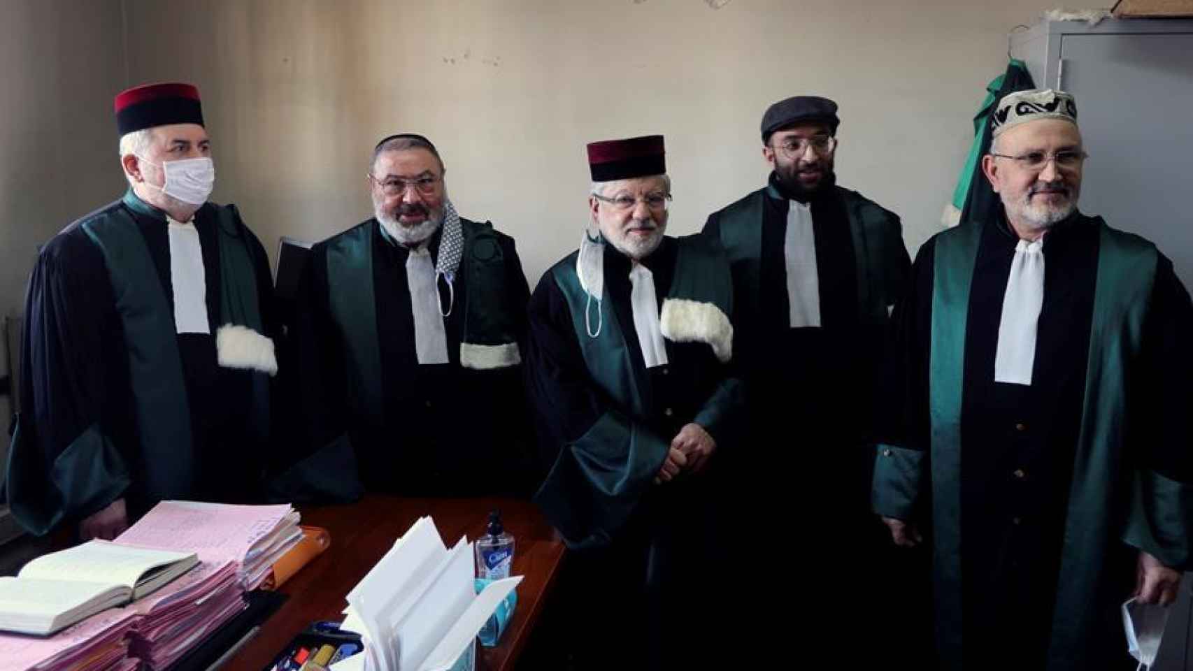 Varios jueces del tribunal rabínico de Casablanca.