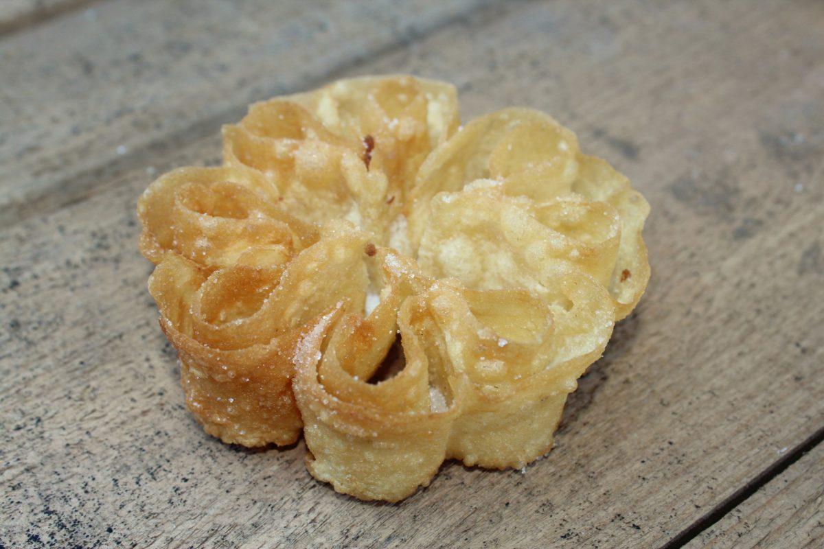 Flores de Carnaval (Fuente: El Aderezo)La “flor de carnaval” es otro de los dulces típicos de esa época, que se caracterizabaen el pasado por ser un símbolo de prestigio según la originalidad de la forma