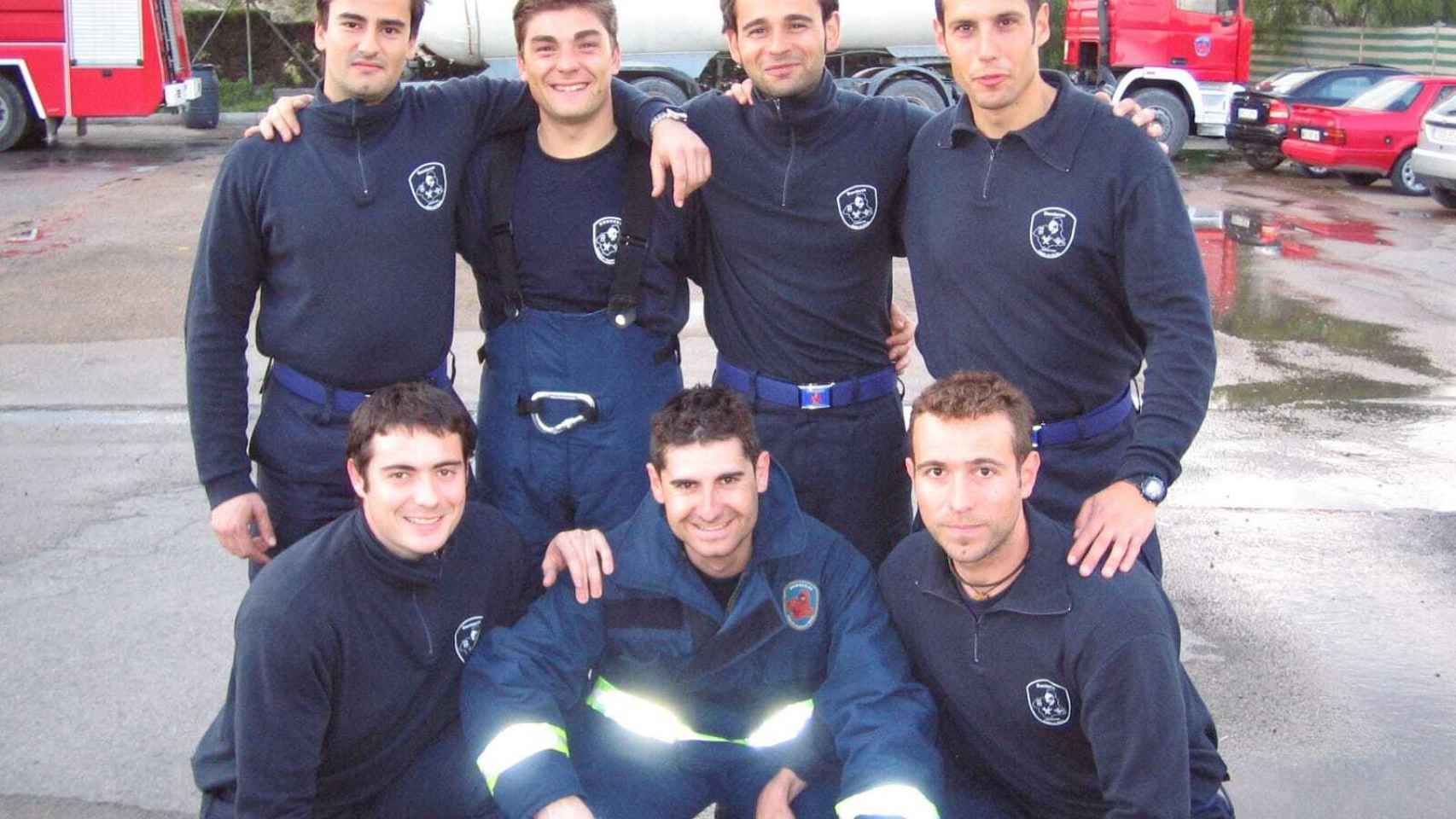 David junto a sus compañeros de promoción cuando aprobó la oposición a bombero en 2003.