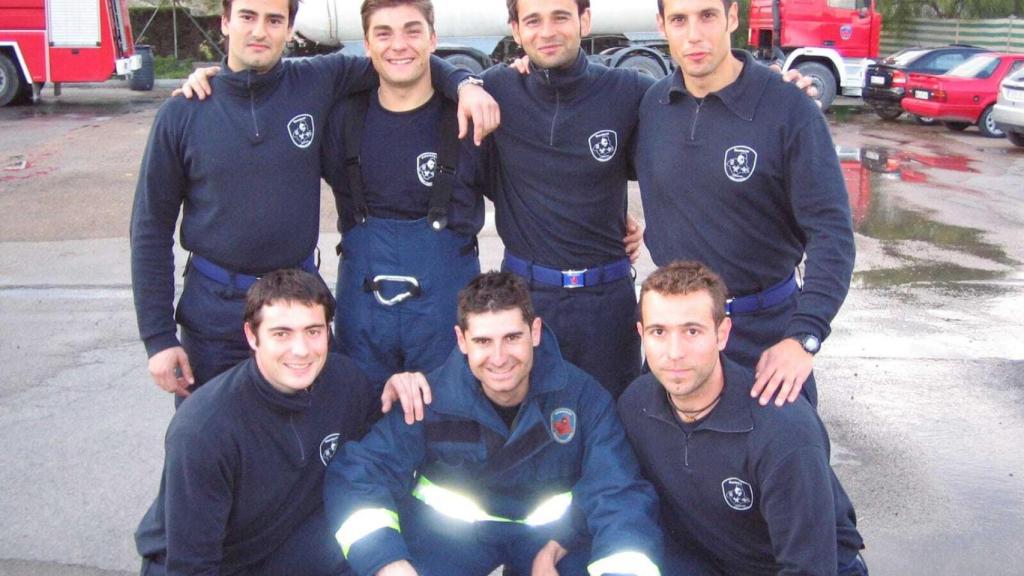 David junto a sus compañeros de promoción cuando aprobó la oposición a bombero en 2003.